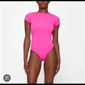 NWT SKIMS Essential T-Shirt Bodysuit pink highlighter (S/M)